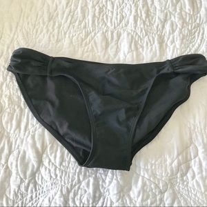 Old Navy NWOT black bikini bottom. Size Large